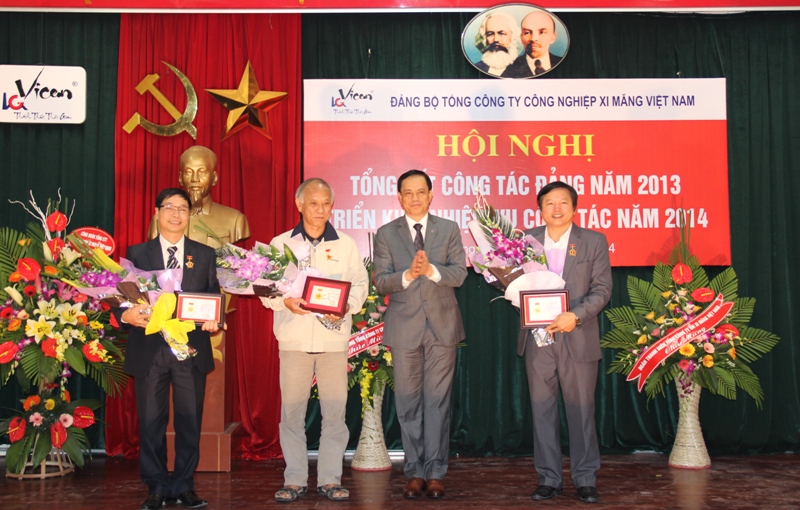 Đồng chí Nguyễn Văn Ngọc, Phó Bí thư Thường trực Đảng ủy Khối trao Kỷ niệm chương của Đảng cho các đồng chí thuộc Đảng bộ Vicem.