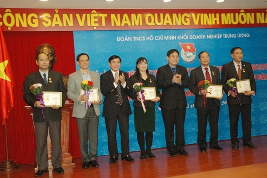 Trung ương Đoàn TNCS Hồ Chí Minh đã trao tặng Kỷ niệm chương “Vì thế hệ trẻ” cho 19 đồng chí trong Đảng bộ Khối