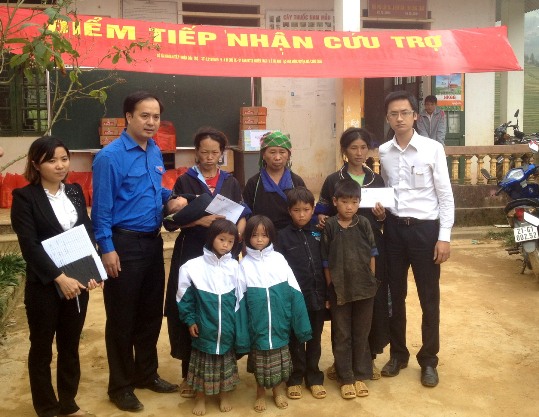 VietinBank chi nhánh Ba Đình phối hợp cùng Trung ương Đoàn ủng hộ các gia đình bị sạt lở ở xã La Pán Tẩn, huyện Mù Cang Chải, Yên Bái