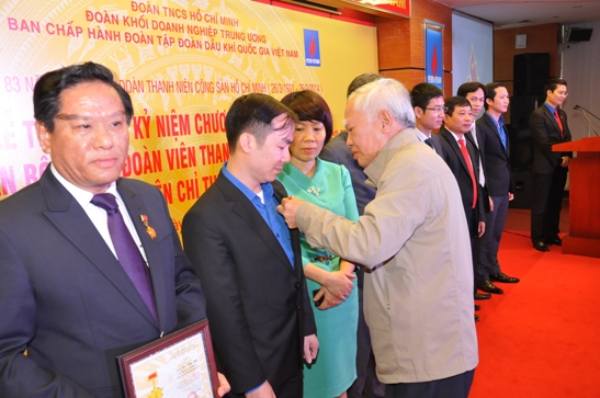 Đồng chí Vũ Khoan, nguyên Phó Thủ tướng Chính phủ trao kỷ niệm chương  cho các cán bộ Dầu khí tiêu biểu