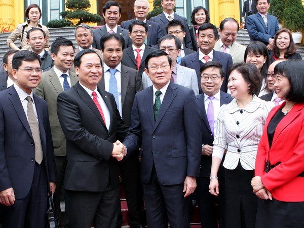 Chủ tịch nước Trương Tấn Sang với các đại biểu Doanh nghiệp tiêu biểu ngành Dệt may Việt Nam. (Ảnh: Nguyễn Khang/TTXVN)