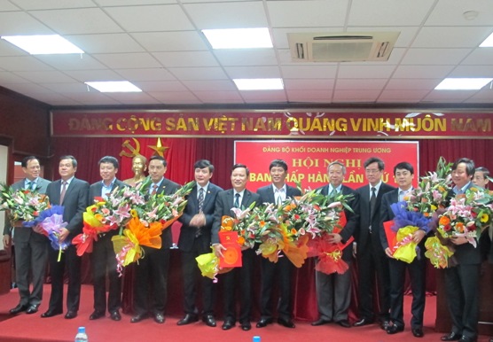 Thường trực Đảng ủy Khối tặng hoa chúc mừng các đồng chí mới tham gia Ban Chấp hành Đảng bộ Khối 