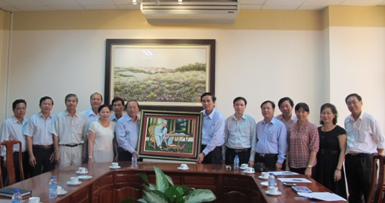Ban Tuyên giáo Đảng ủy Khối DNTW tặng quà lưu niệm cho Đảng ủy Công ty Cao su Dầu Tiếng