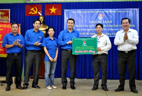 Phó Bí thư Đoàn Khối Doanh nghiệp Trung ương và đại diện Khối hoạt động phía Nam trao tặng quà cho Trung tâm nuôi dưỡng, bảo trợ trẻ em Tam Bình 