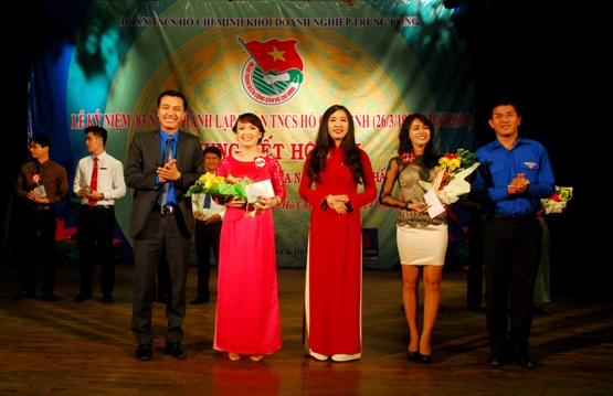 Đồng chí Nguyễn Hải Minh -  Ủy viên BCH Trung ương Đoàn, Phó Bí thư Đoàn Khối trao giải thưởng cho các thí sinh