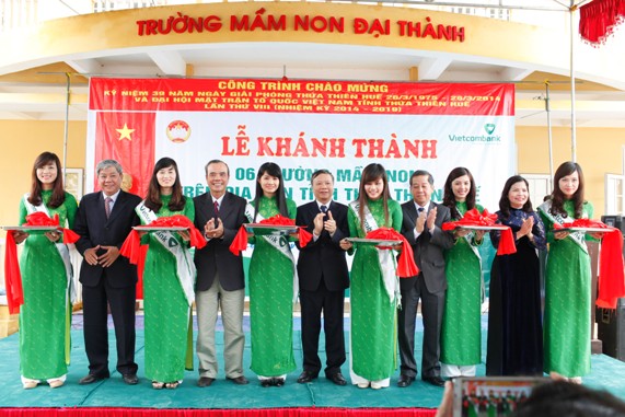 Ông Nguyễn Hòa Bình - Chủ tịch HĐQT Vietcombank (giữa) cùng dại diện lãnh đạo tỉnh Thừa Thiên Huế, Chi nhánh Vietcombank Huế cắt băng khánh thành 06 trường mầm non trên địa bàn