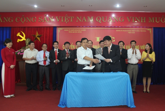 Ký bàn giao giữa Đảng ủy Khối DN tỉnh Quảng Bình và Đảng ủy VietinBank