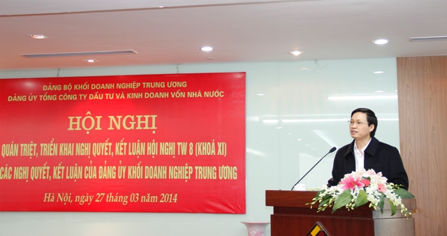 Đồng chí Nguyễn Quang Tiến, Ủy viên BCH Đảng bộ Khối DNTW, Phó Trưởng Ban Tuyên giáo Đảng ủy Khối giới thiệu các Nghị quyết, Kết luận của Đảng ủy Khối.