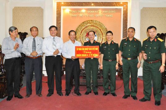 Bí thư Đảng ủy, TGĐ VRG Trần Ngọc Thuận trao tặng 2 tỷ đồng cho Thiếu tướng Võ Trọng Hệ - Tư lệnh Quân đoàn 4