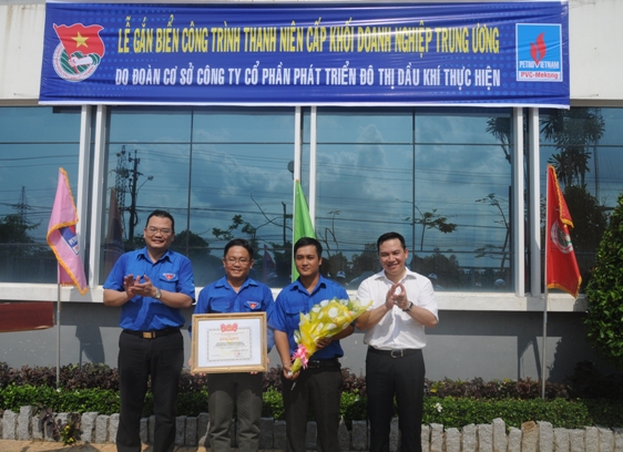 trao tặng Bằng khen của Khối doanh nghiệp Trung ương cho các tập thể và cá nhân cho Đoàn cơ sở PVC-Mekong