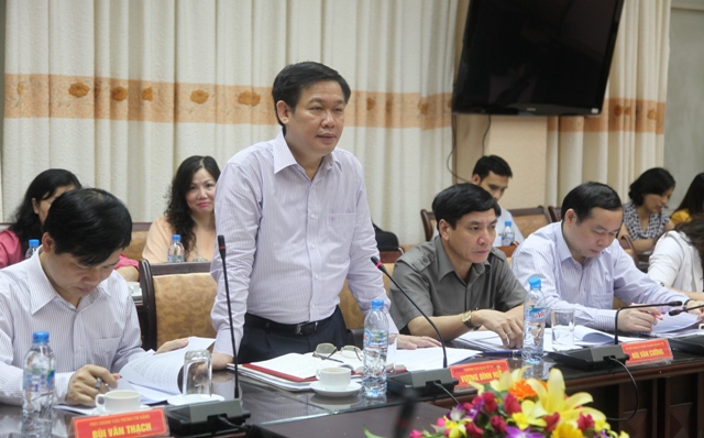 Đồng chí Vương Đình Huệ, Ủy viên Trung ương Đảng, Trưởng Ban Kinh tế Trung ương, Phó Trưởng Ban chỉ đạo chủ trì buổi làm việc