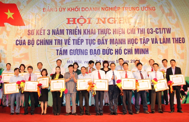 Khen thưởng các tập thể, cá nhân có thành tích xuất sắc trong học tập và làm theo tấm gương đạo đức Hồ Chí Minh.