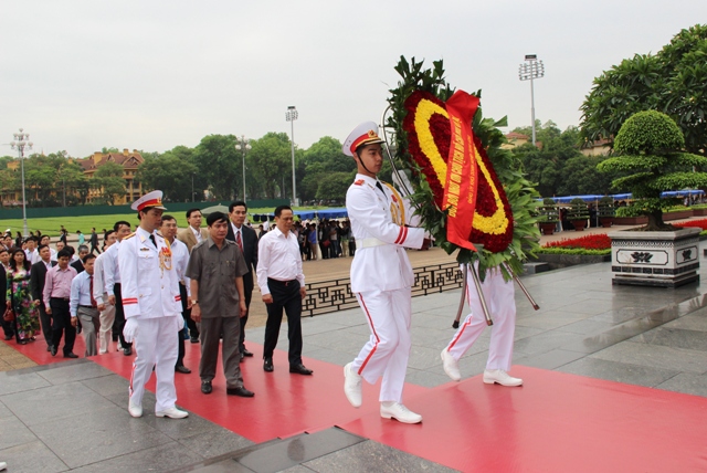 Đoàn của Đảng ủy Khối vào Lăng viếng Chủ tịch Hồ Chí Minh.