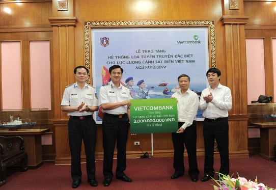 Đại diện lãnh đạo Vietcombank trao tặng hệ thống loa tuyên truyền cho lực lượng Cảnh sát biển Việt Nam