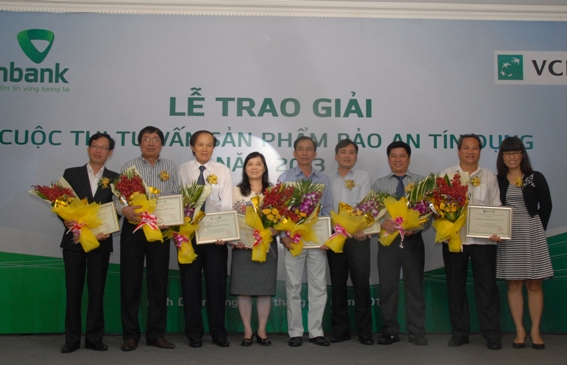 Bà Đậu Thị Kim Nhung (ngoài cùng bên phải) – Phó trưởng phòng Quản lý bán sản phẩm bán lẻ, Hội sở chính – trao giải thưởng cho giám đốc các chi nhánh đoạt giải