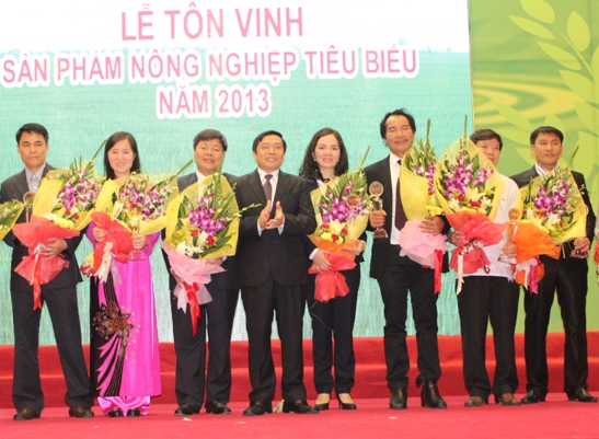Bà Nguyễn Thị Hiền - Phó Chủ tịch HĐQT PVFCCo (thứ 4 từ phải sang) tham dự Lễ tôn vinh