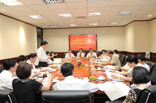 Đ/c Nghiêm Xuân Thành – Bí thư Đảng ủy, TGĐ Vietcombank báo cáo với Đoàn công tác