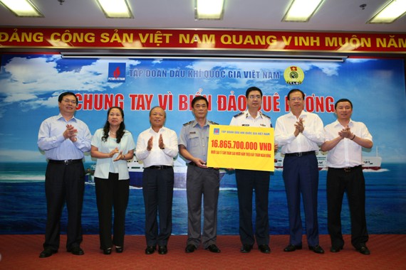 Lãnh đạo PVN, Công đoàn Dầu khí Việt Nam trao tiền ủng hộ cho đại diện Cảnh sát biển và Kiểm ngư Việt Nam