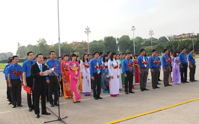 Sau buổi gặp mặt Chủ tịch nước, sáng 28/5, Đoàn đại biểu Thanh niên tiên tiến làm theo lời Bác Khối DNTW tổ chức Lễ báo công và vào Lăng viếng Chủ tịch Hồ Chí Minh.