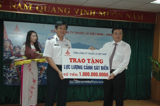 Thiếu tượng Hoàng Văn Đồng, phó Chính ủy cảnh sát biển Việt Nam nhận biểu trưng số tiền 1 tỷ đồng từ chủ tịch hội đồng thành viên vinataba
