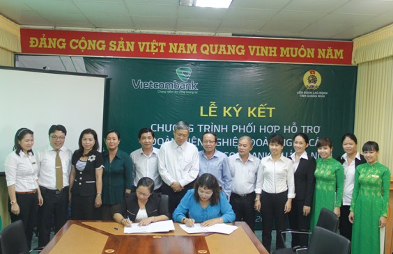 Đại diện Vietcombank Quảng Ngãi và đại diện LĐLĐ tỉnh Quảng Ngãi ký kết Chương trình phối hợp