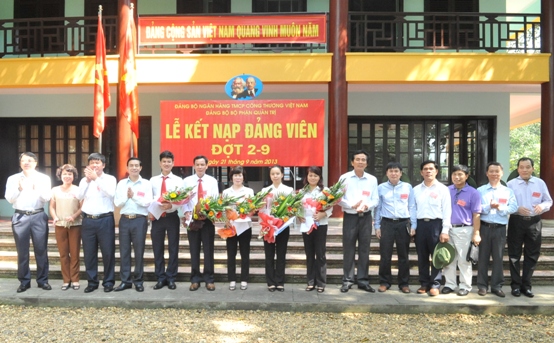Chị Trần Vân Anh - Nhân viên Tổ mua sắm tài sản, trang thiết bị và sửa chữa trụ sở, Phòng Quản trị - Ngân hàng TMCP Công thương Việt Nam được vinh dự kết nạp Đảng năm 2013 tại di tích K9 Đá Chông