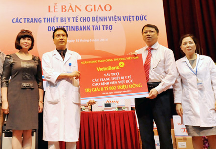  Phó Tổng giám đốc VietinBank Nguyễn Văn Du trao tài trợ cho Bệnh viện Việt Đức