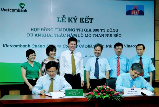 Đại diện Vietcombank, ông Nguyễn Văn Lành - Giám đốc Chi nhánh Vietcombank Quảng Ninh (hàng đầu, bên trái) và đại diện Công ty CP Than Núi Béo, ông Vũ Anh Tuấn - Chủ tịch HĐQT, Giám đốc công ty ký kết HĐTD 