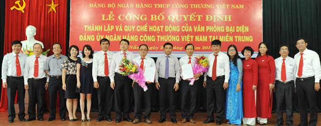 Các đại biểu chúc mừng VPĐD Đảng ủy VietinBank khu vực miền Trung