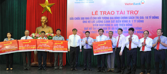 Đại diện lãnh đạo VietinBank trao tài trợ cho đại diện các đơn vị