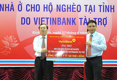 Chủ tịch HĐQT VietinBank Nguyễn Văn Thắng trao tài trợ cho đại diện tỉnh Bình Thuận