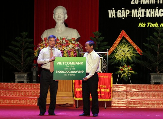 Phó TGĐ Vietcombank Nguyễn Danh Lương (bên trái) trao số tiền ủng hộ 3 tỷ đồng cho đồng chí  Nguyễn Thiện - Phó Chủ tịch thường trực UBND tỉnh Hà Tĩnh