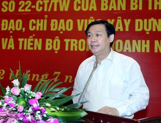 đồng chí Vương Đình Huệ - Ủy viên Trung ương Đảng, Trưởng Ban Kinh tế Trung ương phát biểu tại Hội nghị