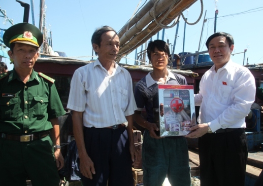 đồng chí Vương Đình Huệ - Ủy viên Trung ương Đảng, Trưởng Ban Kinh tế Trung ương trao tặng tủ thuốc cho ngư dân