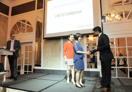 Đại diện Vietcombank nhận giải trong Lễ vinh danh