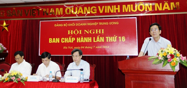 Đồng chí Trần Thanh Khê, Ủy viên BTV, Trưởng Ban Tuyên giáo Đảng ủy Khối trình bày dự thảo Đề cương Báo cáo chính trị Đại hội Đảng bộ Khối lần thứ II, nhiệm kỳ 2015 - 2020.