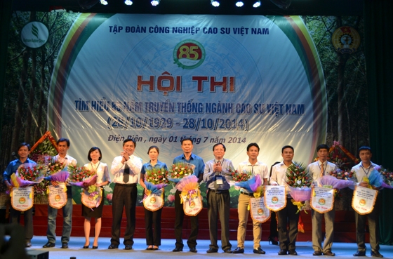 Lãnh đạo VRG và tỉnh Điện Biên tặng hoa cho 9 đội tham gia Hội thi