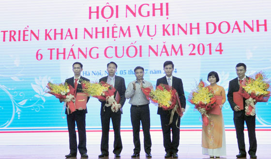 Chủ tịch HĐQT Nguyễn Văn Thắng trao quyết định bổ nhiệm cho Giám đốc Khối; Giám đốc/Phó giám đốc Trung tâm CNTT