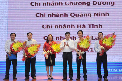 Tổng giám đốc Lê Đức Thọ trao khen thưởng cho 5 Chi nhánh xuất sắc 6 tháng đầu năm