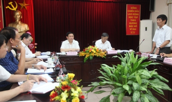 đồng chí Trần Bá Huấn - Tổng Giám đốc VDB báo cáo tình hình hoạt động của Ngân hàng với đoàn công tác