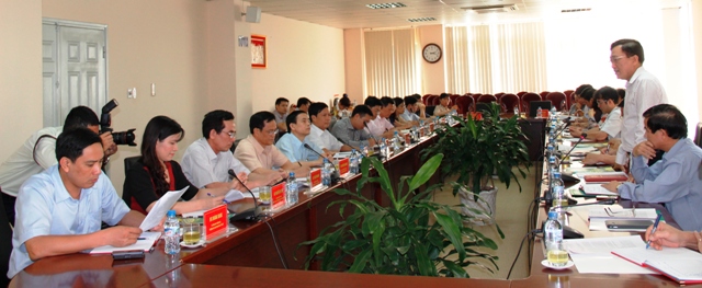 Đồng chí Dương Quyết Thắng, Bí thư Đảng ủy, Tổng giám đốc NHCSXH báo cáo với Đoàn công tác về kết quả hoạt động của đơn vị.