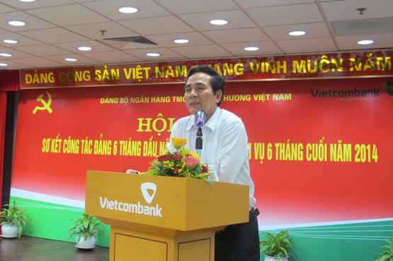 Đồng chí Trần Thanh Khê - Ủy viên BTV, Trưởng ban Tuyên giáo Đảng ủy Khối phát biểu tại Hội nghị