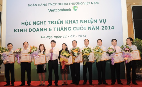 TGĐ Nghiêm Xuân Thành trao giấy khen cho 9 tập thể/chi nhánh Vietcombank