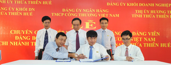 Đại diện Đảng ủy VietinBank ký kết biên bản tiếp nhận hai tổ chức đảng