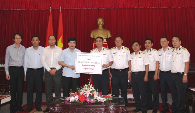 Thay mặt Bộ Tư lệnh Quân chủng Hải quân, Thiếu tướng Đinh Gia Thật, Chính ủy Quân chủng Hải quân tiếp nhận số tiền ủng hộ của Đảng ủy Khối Doanh nghiệp Trung ương.