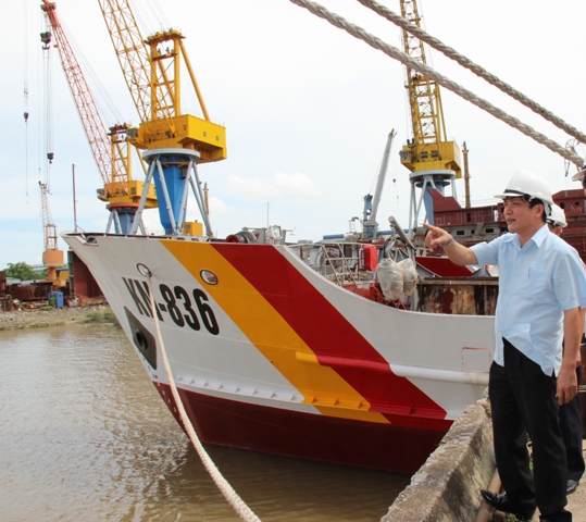 Đồng chí Bí thư Đảng ủy Khối thị sát việc đóng tàu Kiểm ngư tại Công ty Đóng tàu Bạch Đằng.
