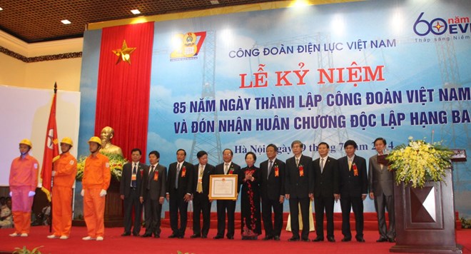 Phó Chủ tịch Nước Nguyễn Thị Doan trao tặng Công đoàn Điện lực Việt Nam Huân chương Độc lập Hạng Ba.