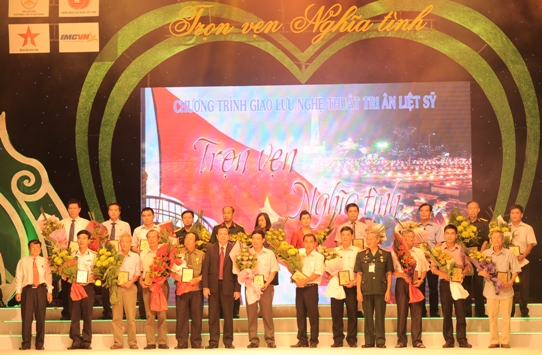 Phó Tổng giám đốc Vietcombank Phạm Mạnh Thắng (hàng thứ 2 – ngoài cùng bên trái) nhận kỷ niệm chương và hoa của Ban Tổ chức
