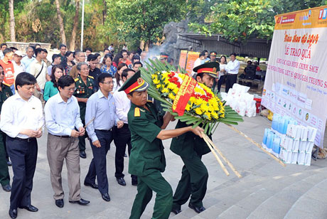 Chủ tịch HĐQT VietinBank Nguyễn Văn Thắng và các thành viên trong đoàn dâng hương tưởng niệm các AHLS