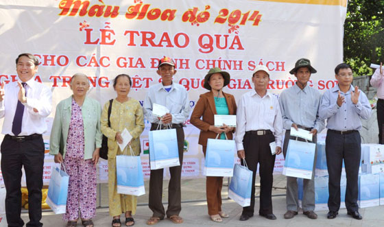 Chủ tịch HĐQT Nguyễn Văn Thắng trao quà cho các gia đình chính sách Quảng Trị